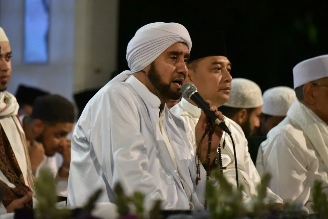 Ribuan Syekhermania Banjiri Surabaya Bersholawat di Tugu Pahlawan