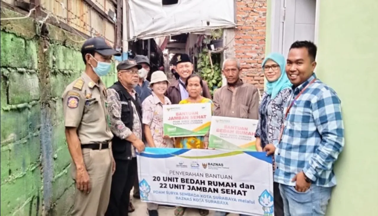 PDAM Surabaya Bedah Rumah Tidak Layak Huni dan Bangun Jamban Sehat