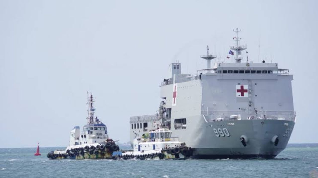 Pulau Bawean Terisolasi, KRI dr Soeharso Dilibatkan untuk Kirim Bantuan Logistik