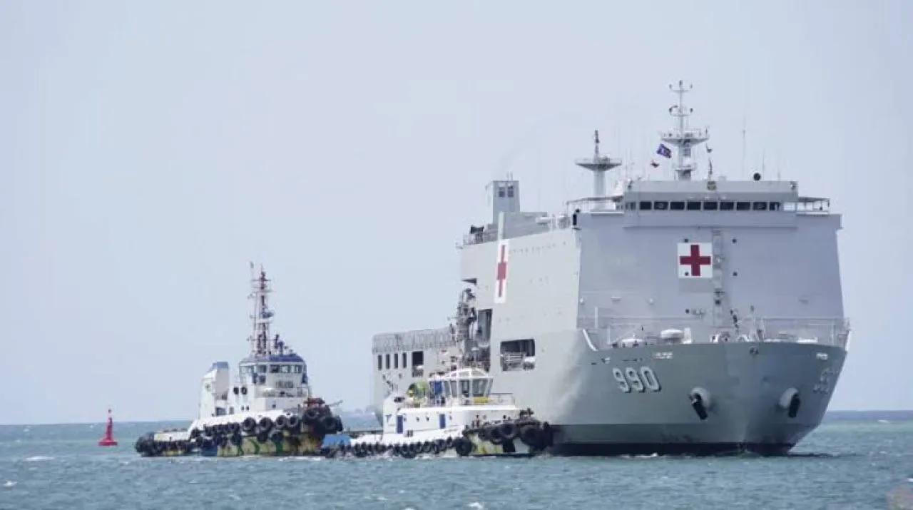 Pulau Bawean Terisolasi, KRI dr Soeharso Dilibatkan untuk Kirim Bantuan Logistik