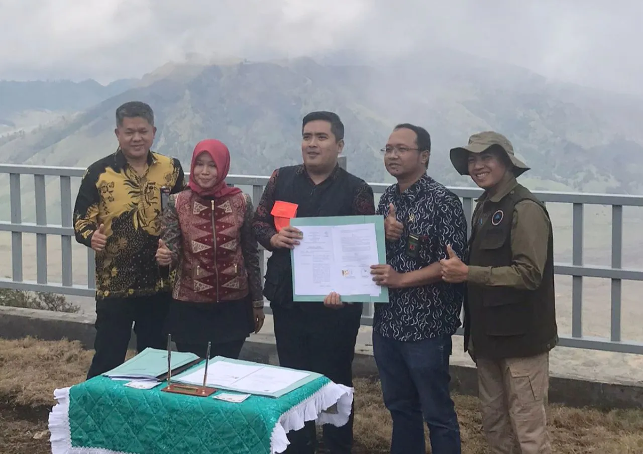 Teken MoU, PosAja! dan Pemkab Lumajang Sepakat Kerja Sama Layanan Pos