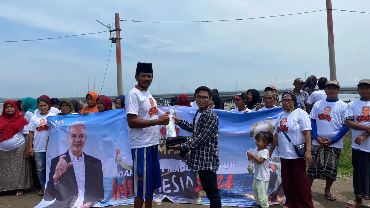 Orang Muda Ganjar Jatim Distribusi Peralatan Melaut untuk Nalayan di Pesisir Selat Madura