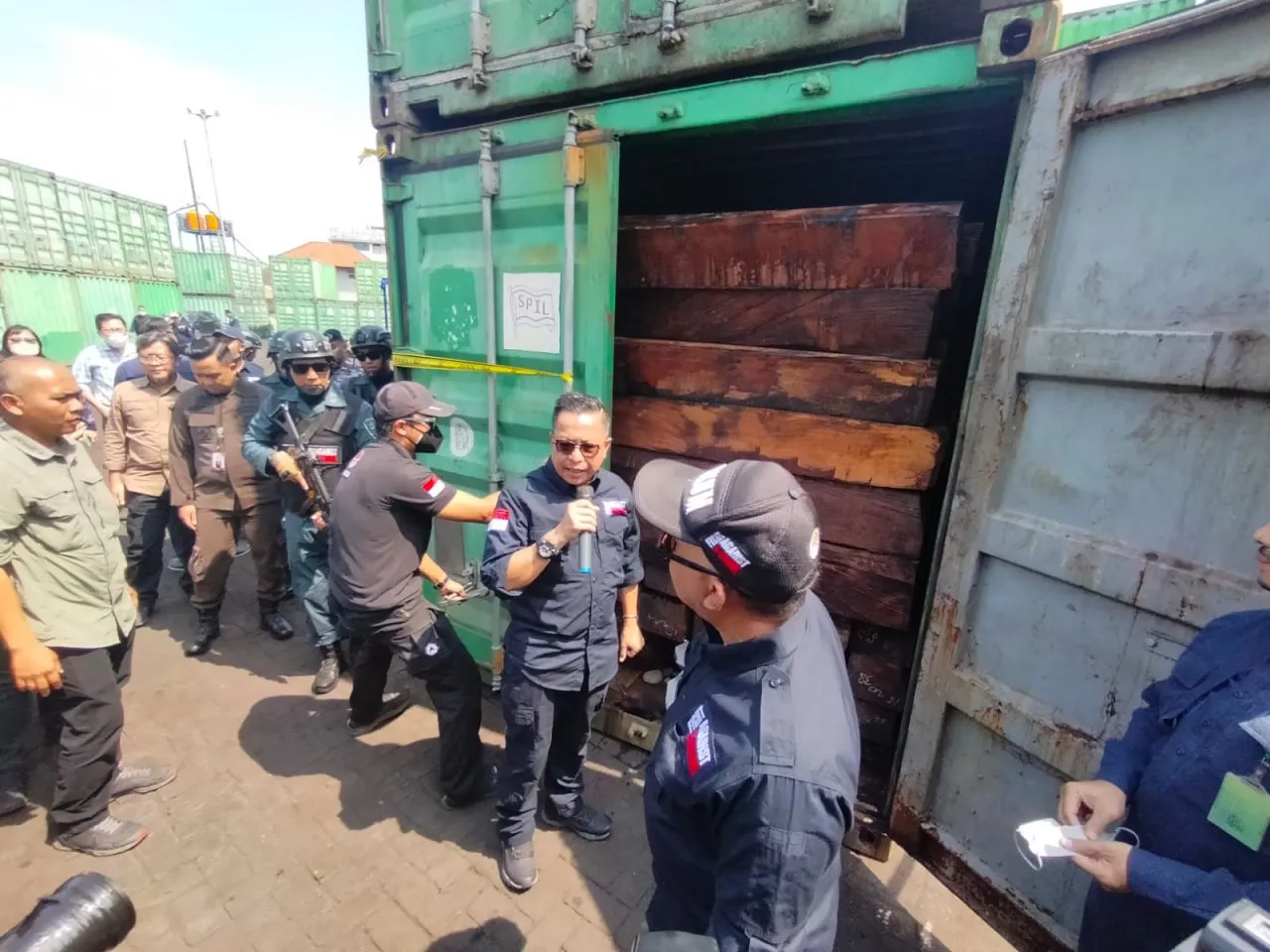 Satgas KLHK Amankan 57 Kontainer Kayu Ilegal di Tanjung Perak Surabaya