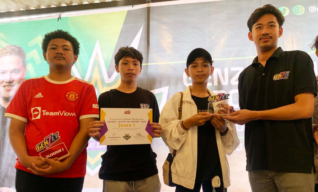 Foto: Sekjen Genzet Jatim Naufal Arsy (kanan) menyerahkan piala juara pertama dan MVP kepada tim Aeon.