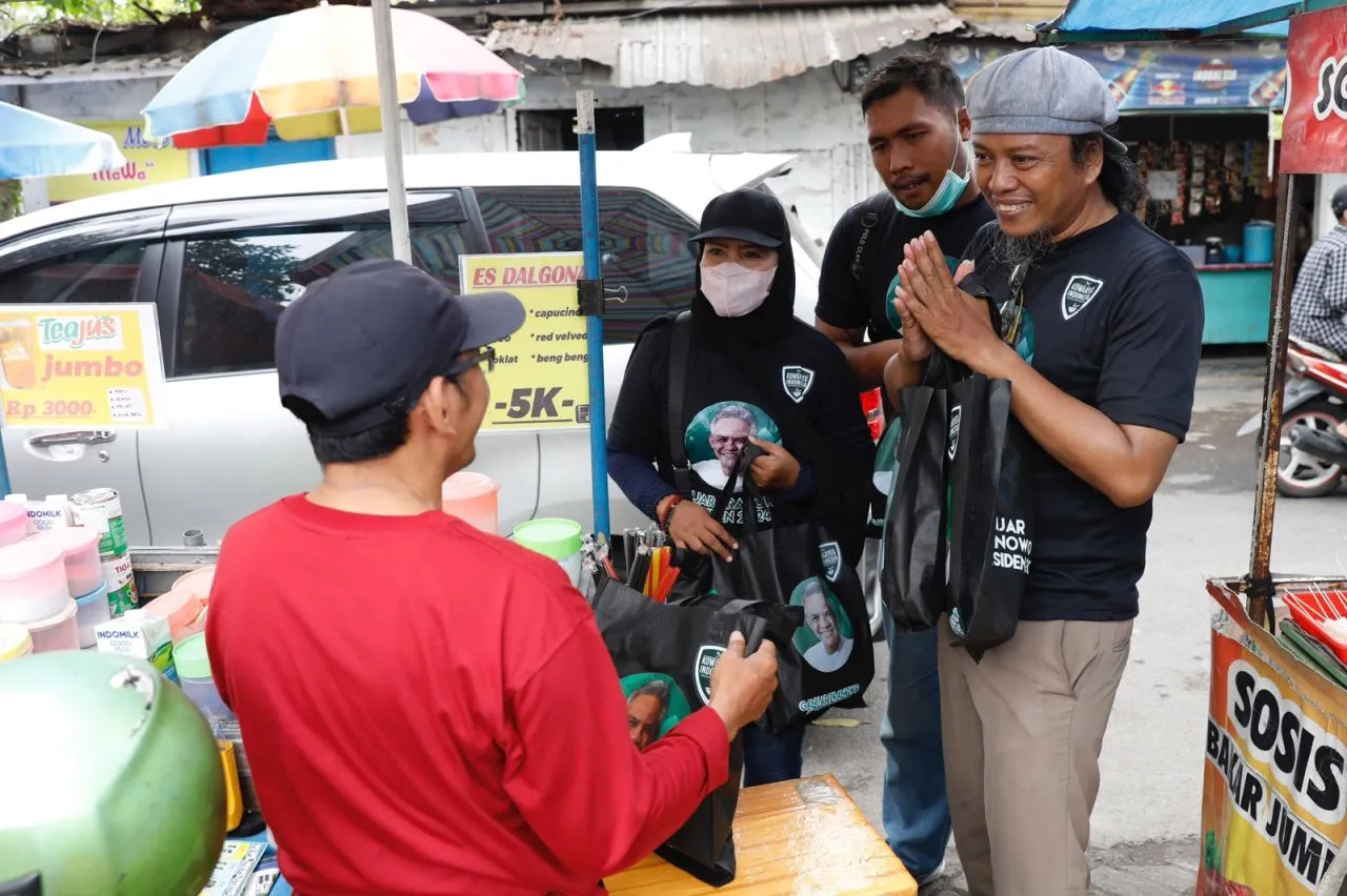 Kowarteg Pendukung Ganjar Bagikan Sembako dan Makanan Siap Saji Ke Warga MBR di Sidoarjo