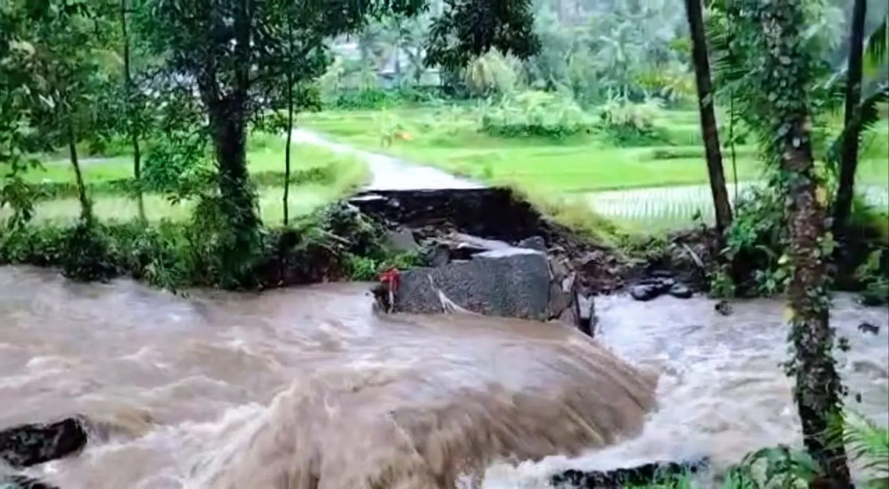 Akibat Cuaca Ekstrem, Jembatan Penghubung Antar Dua Desa di Bawean Ambrol