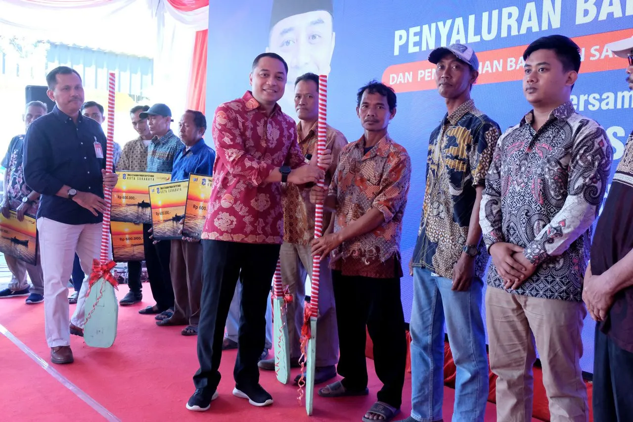 Ribuan Nelayan Surabaya Terima Bantuan Sosial - Perahu