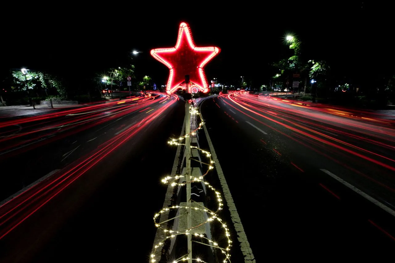 Wujud Kota Toleransi, Pernik - pernik Natal Hiasai Jalan Protokol di Surabaya