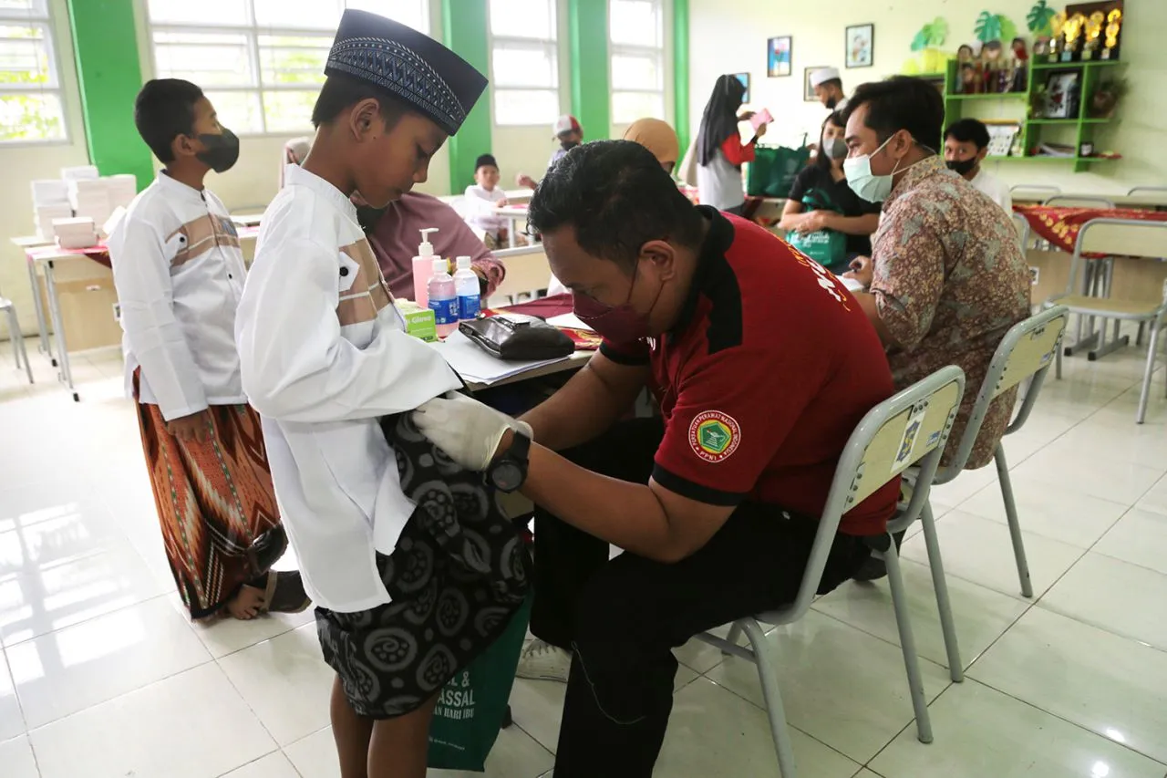 Sambut Hari Ibu, Ratusan Siswa SD -SMP Surabaya Antusias Jadi Peserta Khitanan Massal