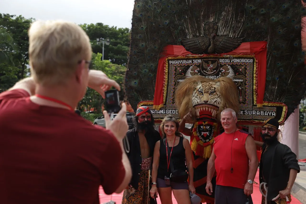 Kunjungi Surabaya, 570 Wisatawan Kapal Pesiar Viking Mars Terpesona Bangunan Tua