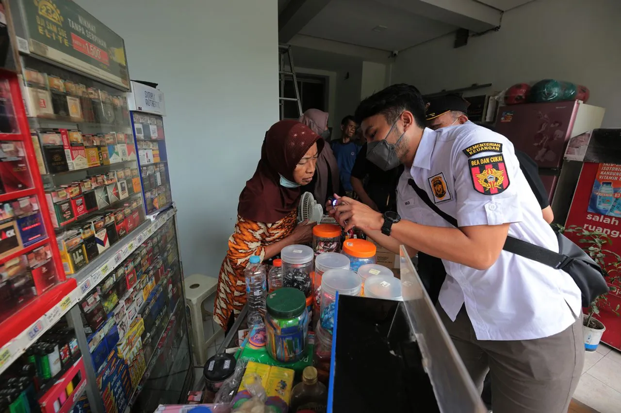 Operasi Cukai dan Rokok Ilegal, Pemkot Bersama Bea Cukai Sasar Toko Kelontong di Surabaya