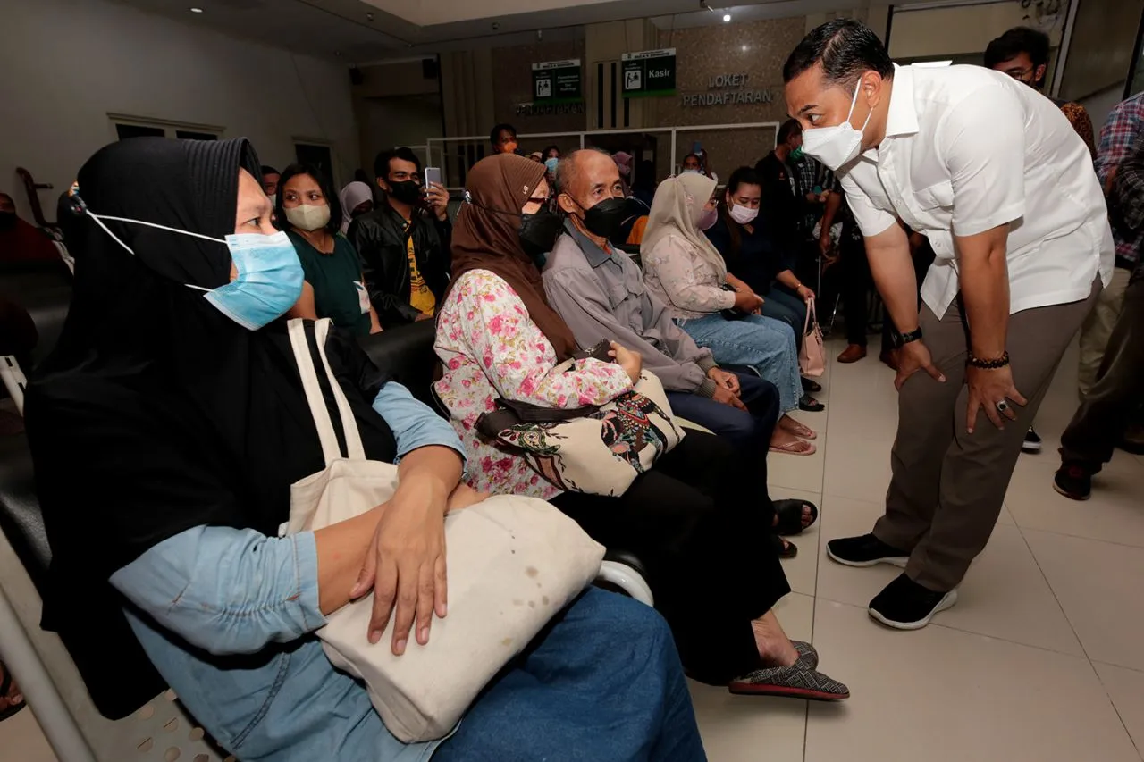 Terobosan Wali Kota Eri dalam Pelayanan Publik, Mulai Sambat Warga hingga Denda Keterlambatan Layanan