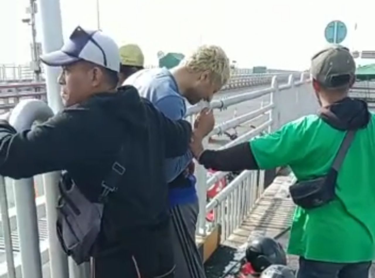 Seorang Pria WNA Hendak Meloncat dari Suramadu Digagalkan Pengendara