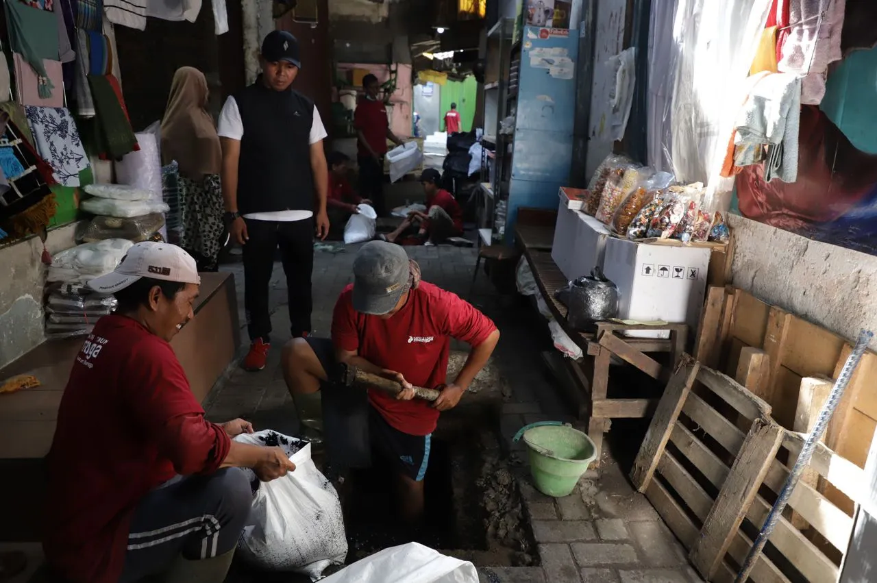 Pasar Bong Dijadikan Night Shopping, Pedagang Kerja Bakti di Program “Surabaya Bergerak”