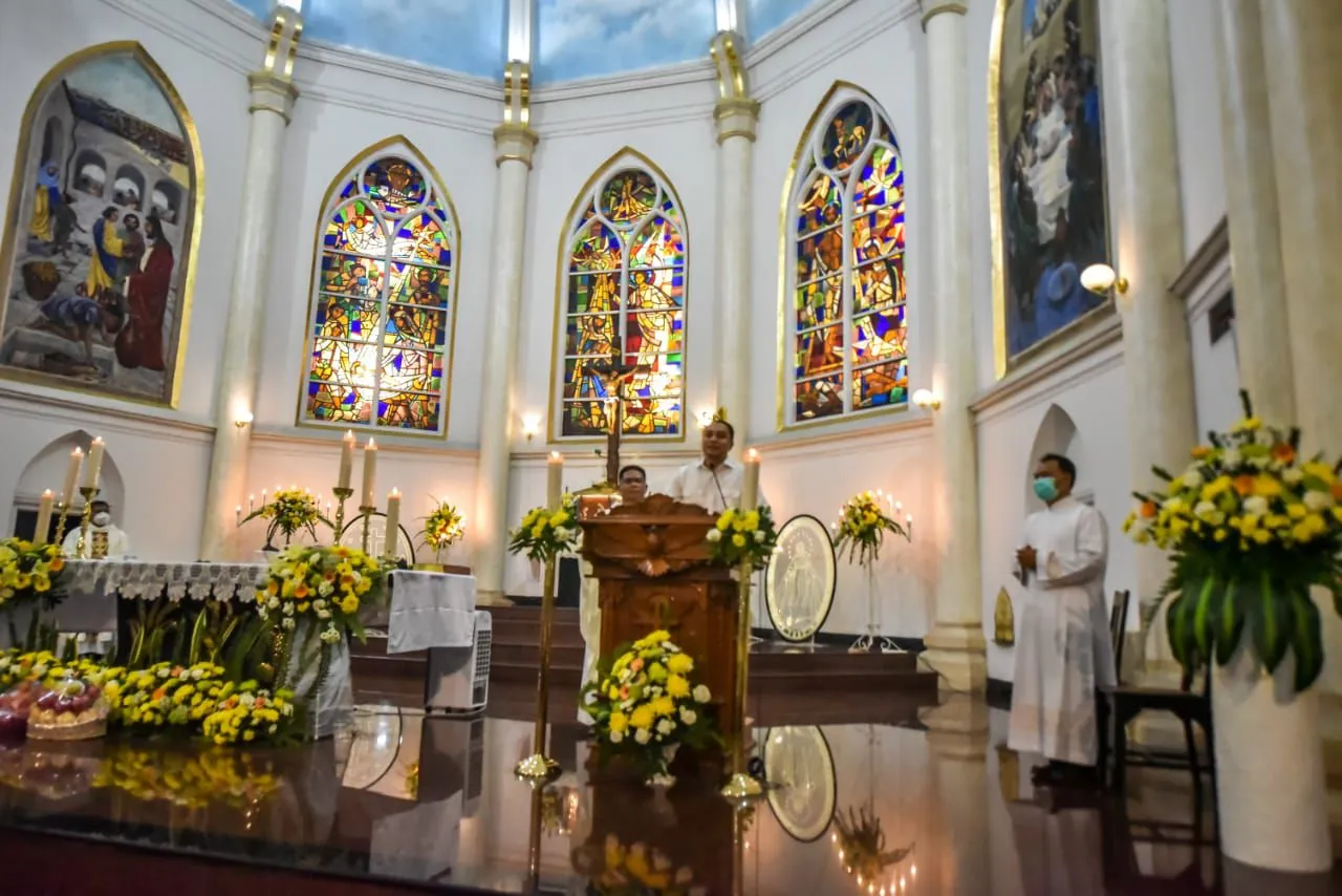 Jelang Misa Natal 2022, Wali Kota Eri Sapa Umat Kristiani di Sejumlah Gereja di Surabaya