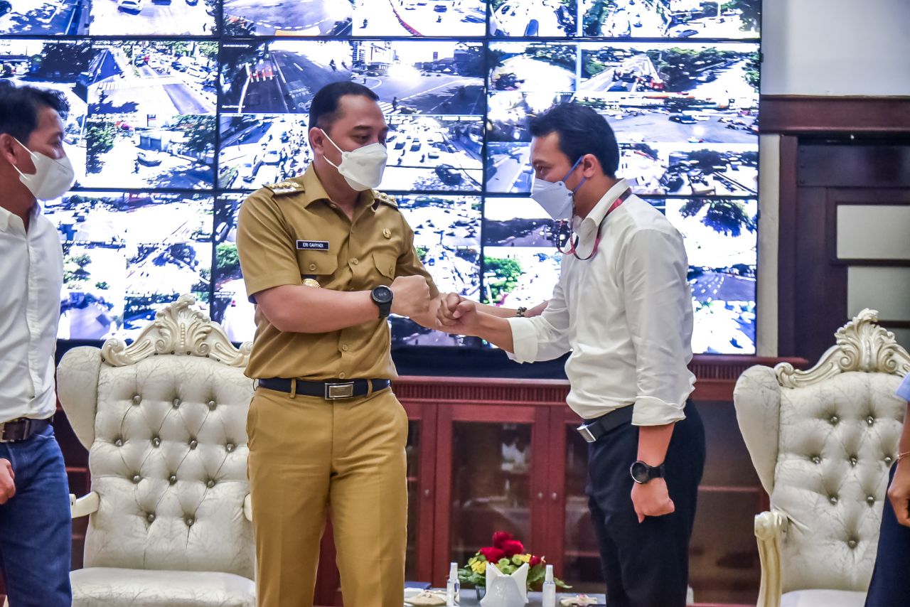 Wali Kota Eri Saat bertemu dengan rombongan dari PSSI Jatim di ruang kerja Balai Kota Surabaya, Jumat (22/4/2022).