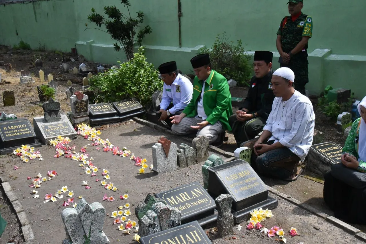 Ziarah Ke Makam Ayahanda, Putra Mantan Ketua PPP Beri Apresiasi Pengurus PPP Jatim