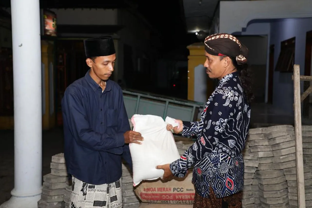 Gus-Gus Pendukung Ganjar Renovasi MCK Pondok Pesantren di Tulungagung
