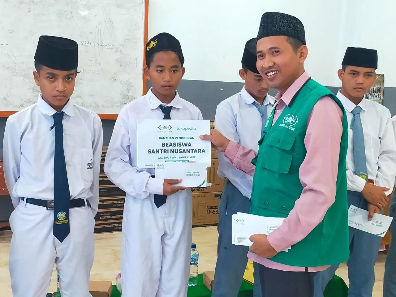 Lazisnu dan Tokopedia Salurkan Beasiswa Santri di Jawa Timur