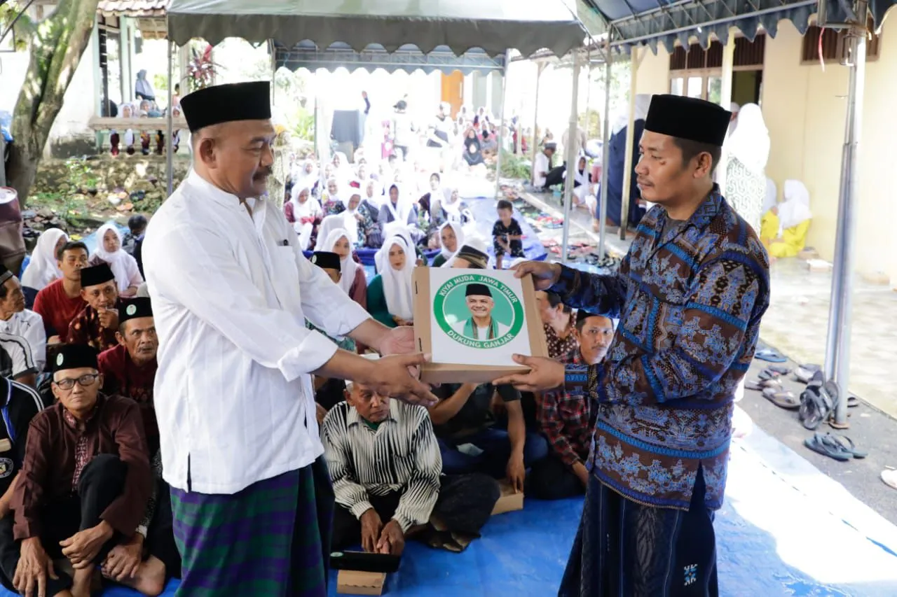 Kyai Muda Pendukung Ganjar di Jatim Serahkan Bantuan untuk Majelis Taklim di Tuban