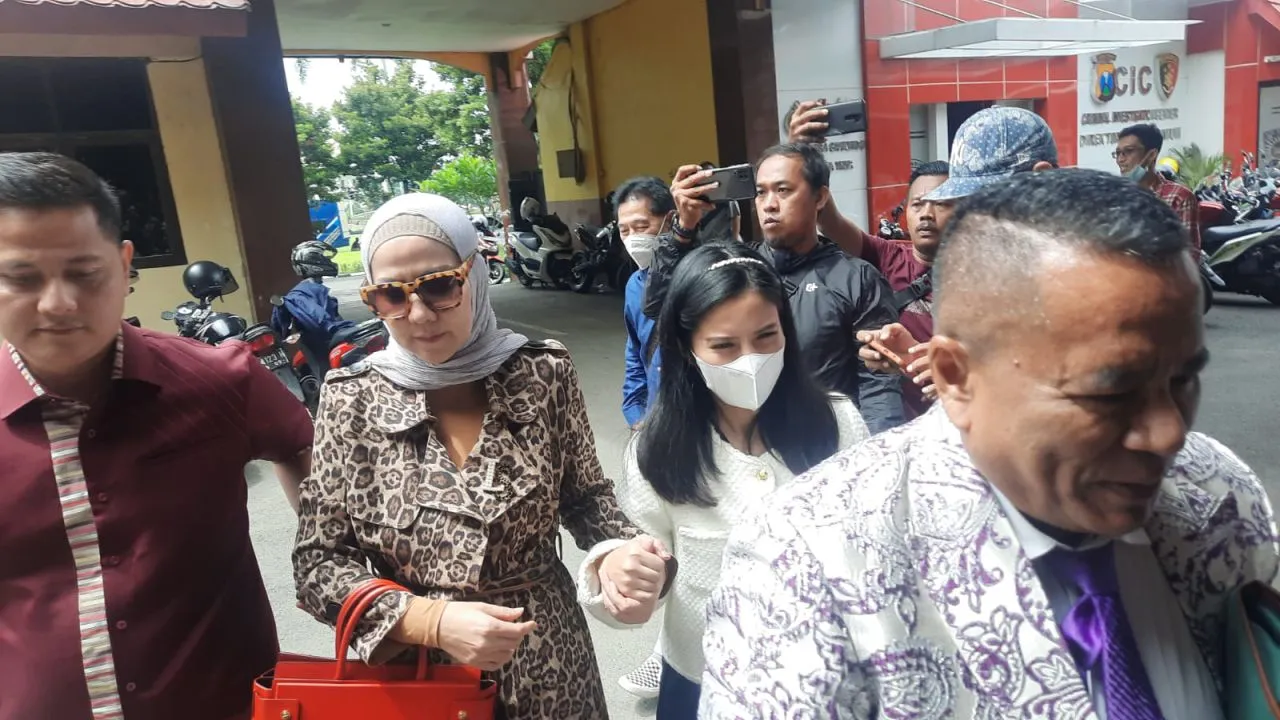 Datangi Mapolda Jatim, Venna Melinda Serahkan Bukti Ini