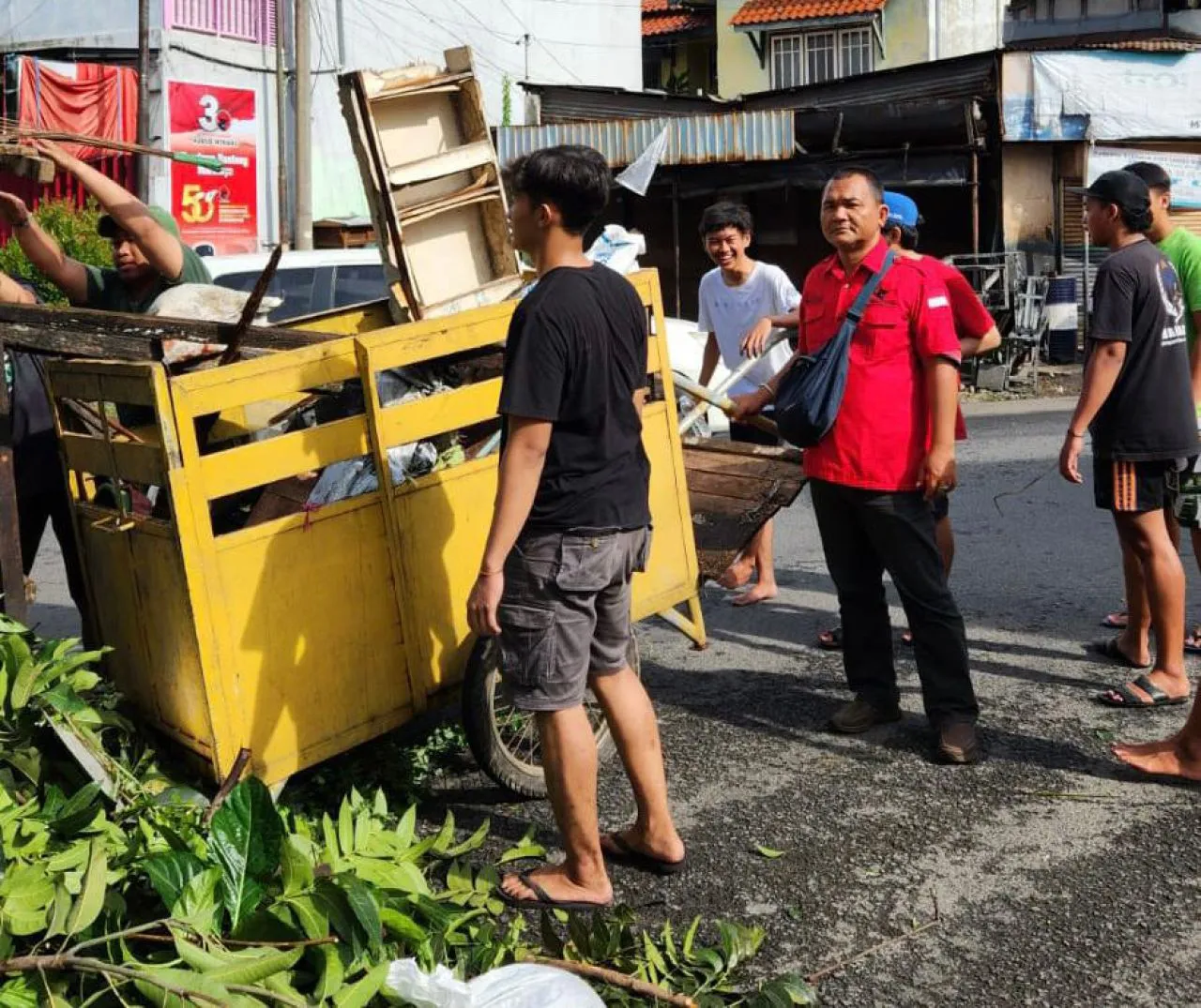 Kader PDIP Surabaya Bersama Rakyat Kerja Bakti Bersih-Bersih Kampung