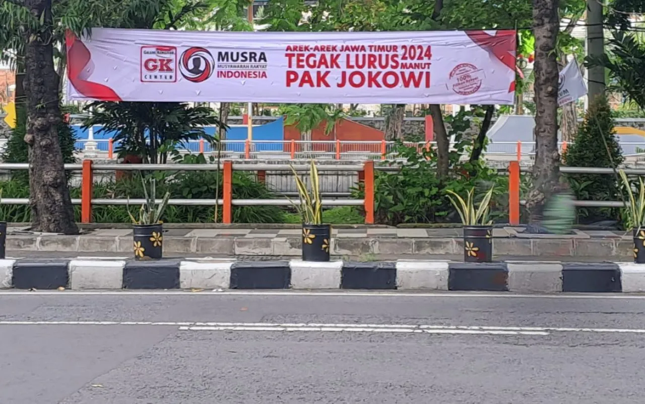 Jelang Musra Jatim, Beredar Spanduk Projo Bertuliskan "Jangan Jerumuskan Jokowi"