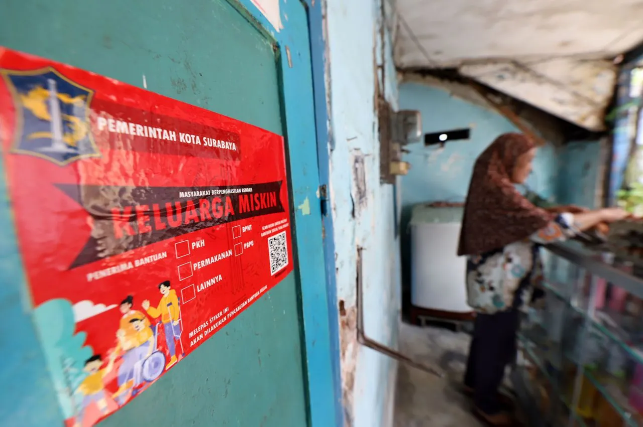 Penempelan Stiker Keluarga Miskin di Surabaya: Ada yang Nolak dan Banyak Pula Minta Ditempeli