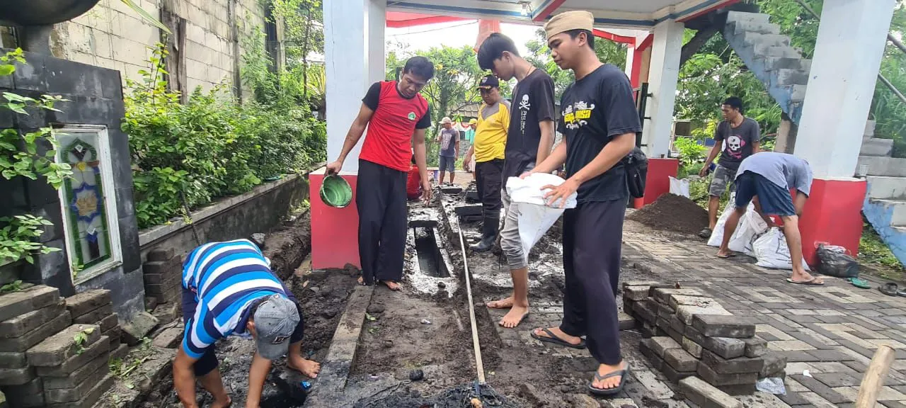 Puluhan Pendekar Silat di Surabaya Satukan Tekad Bergerak Kerja Bakti Bersih - bersih Kampung