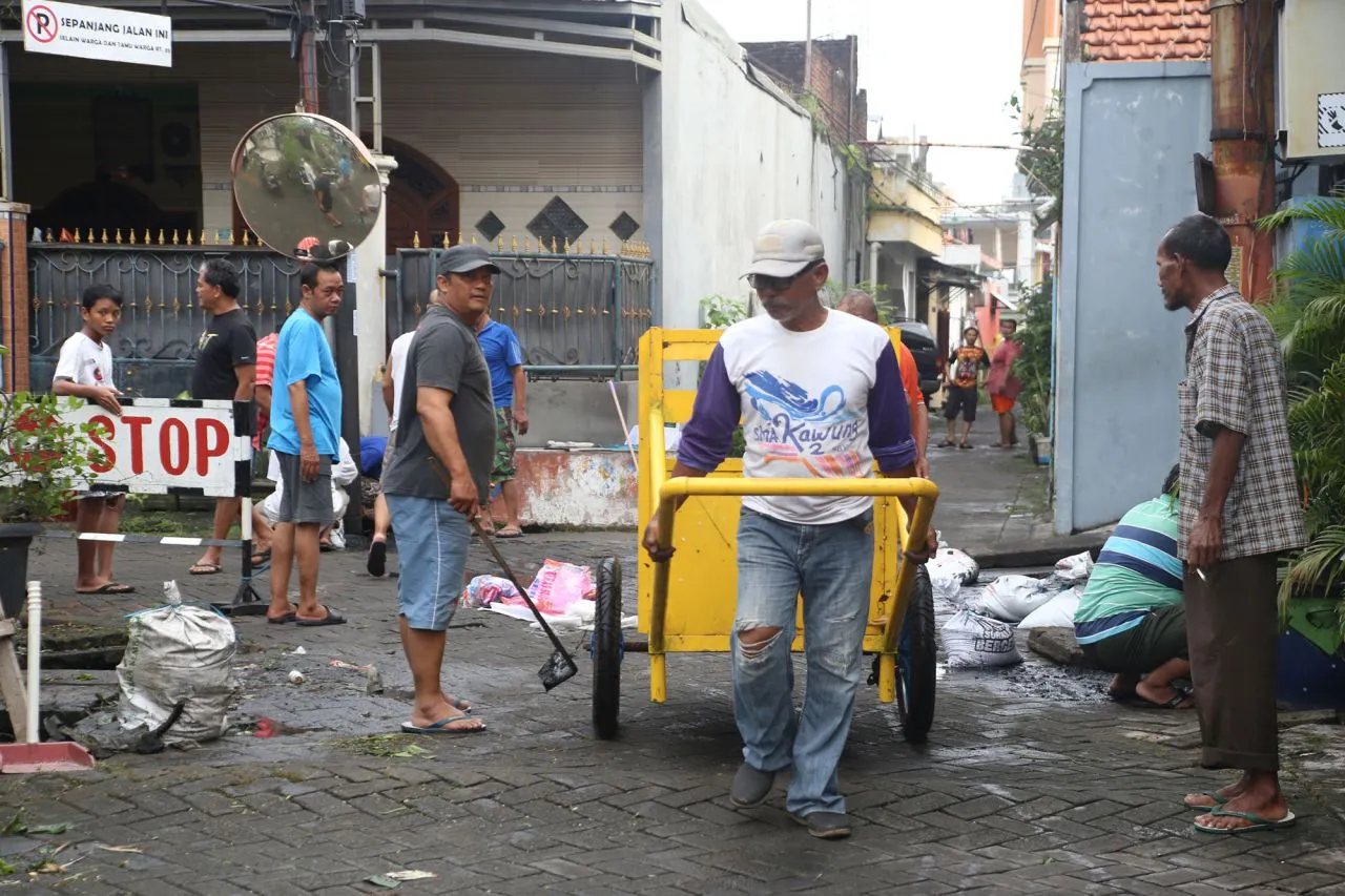 Kerja Bakti Surabaya Bergerak, Karang Taruna Kelurahan Mojo Jadi Ujung Tombak