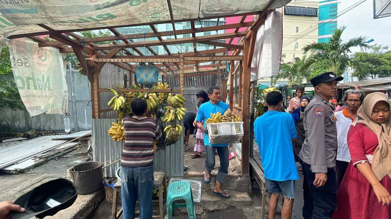 97 Bangunan Kios di Jalan Raya Dupak Surabaya Ditertibkan PT KAI