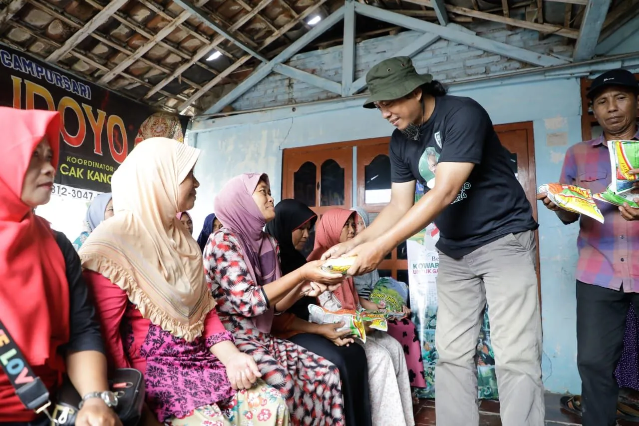 Kowarteg Pendukung Ganjar Beri Bibit Padi dan Jagung kepada Petani di Bojonegoro