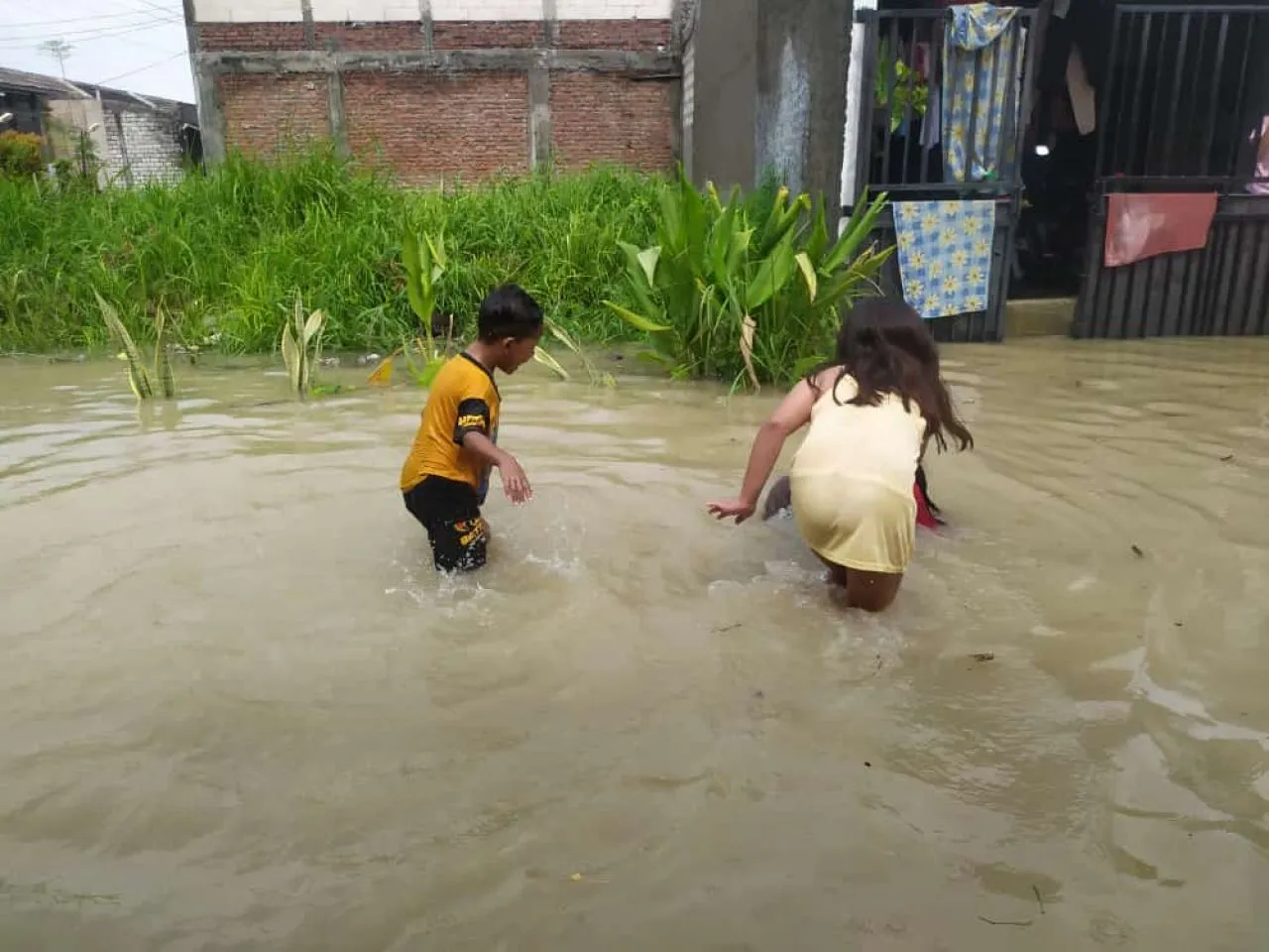 Kunjungi Korban Banjir Gresik, Khofifah Minta Cek Ulang Kapasitas Tanggul Jebol