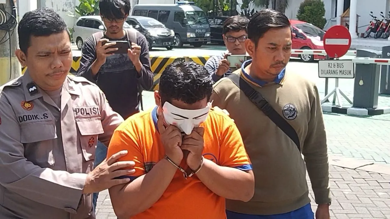 Polisi Berhasil Amankan Oknum Guru MI di Surabaya yang Cabuli 7 Muridnya