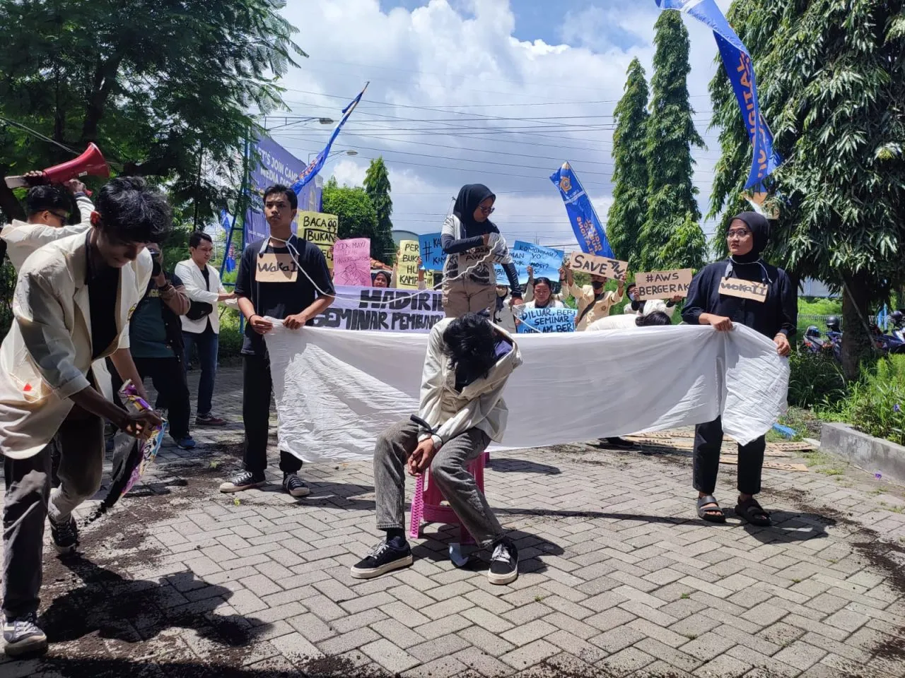 Bawa Poster Berisi Tuntutan, Mahasiswa Stikosa-AWS Demo di Depan Kampus