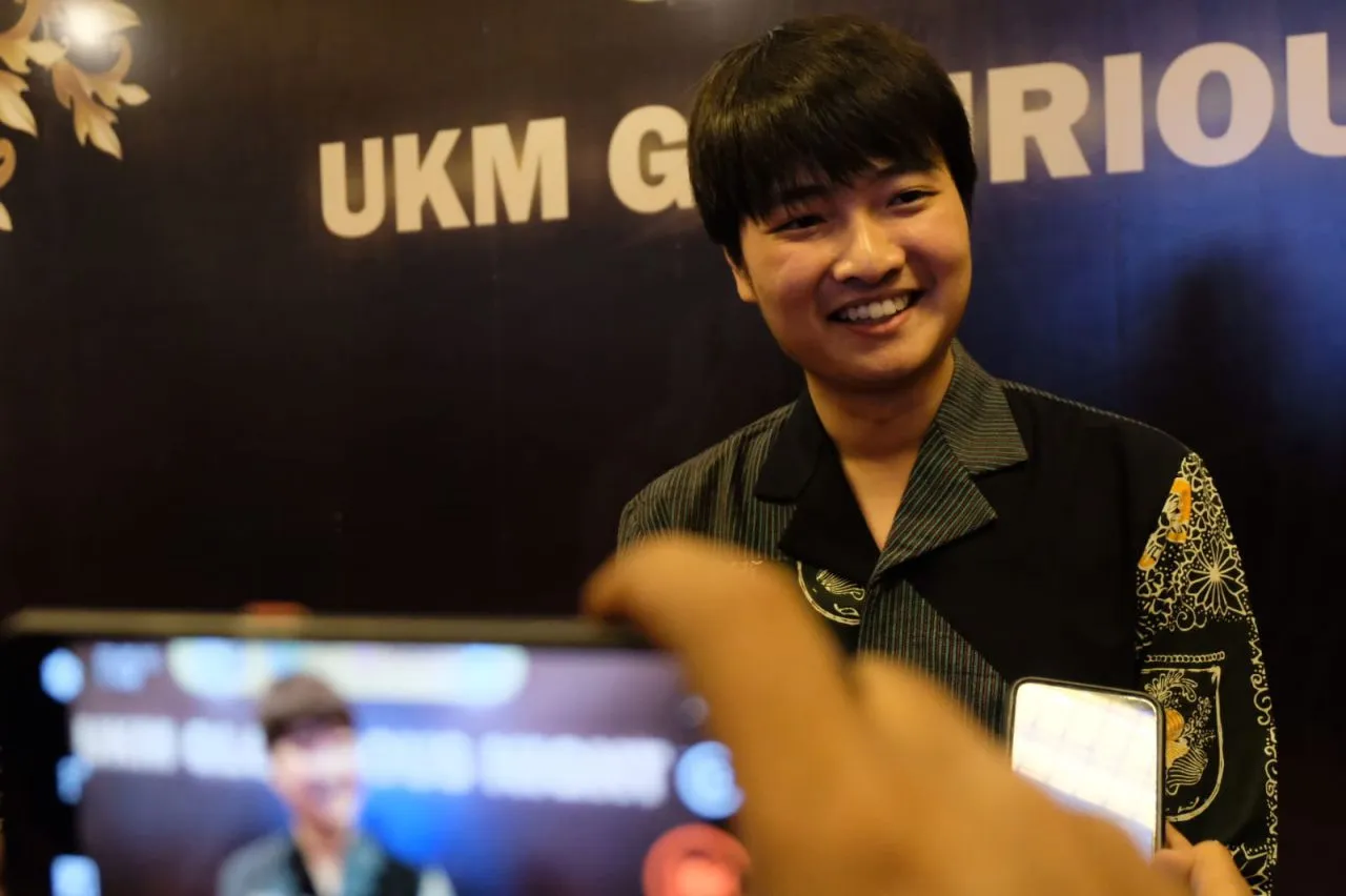 Di Ajang Glourious Night, Crazy Rich Surabaya Peragakan Busana Batik Produk UMKM