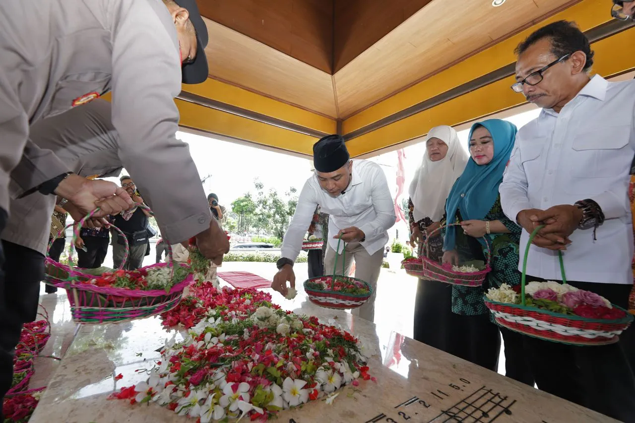 Peringati Hari Musik Nasional, Wali Kota Eri Ziarah ke Makam WR Soepratman