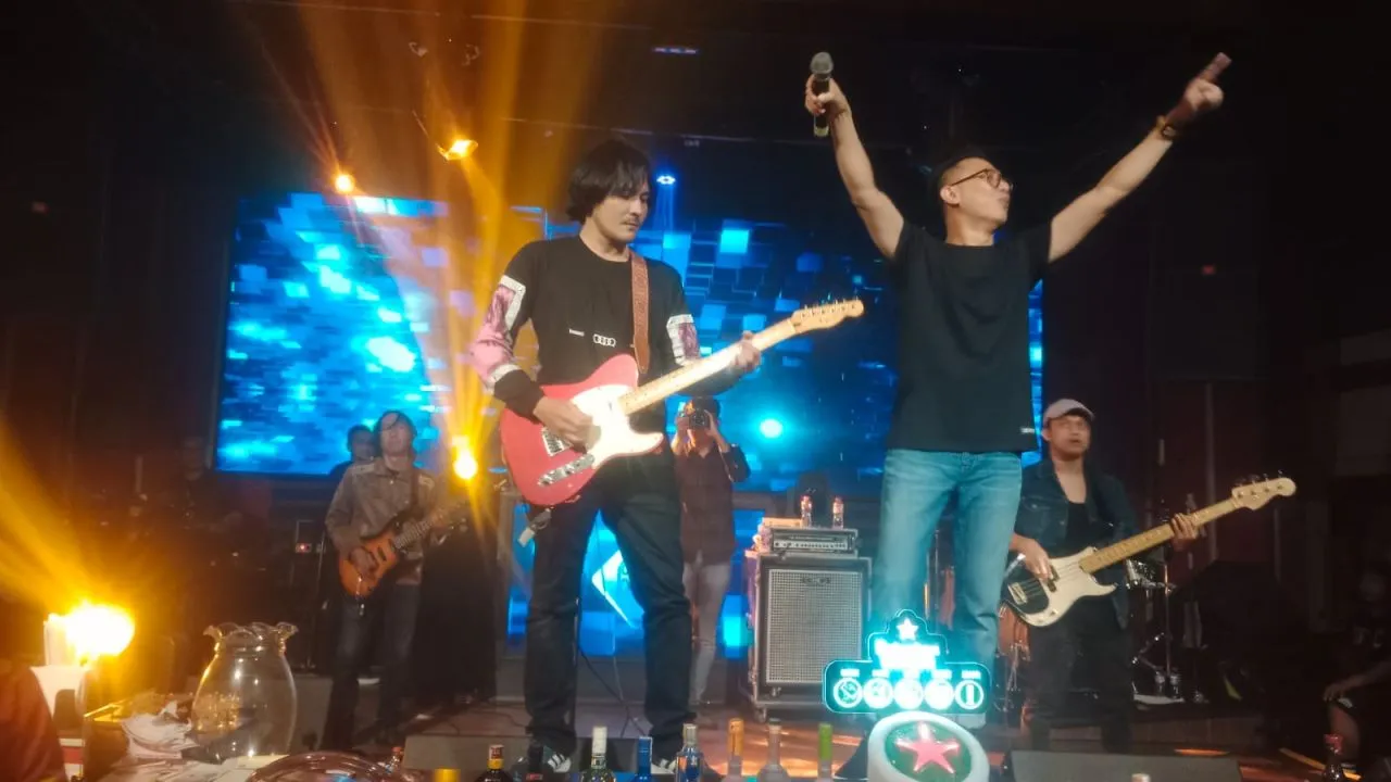 TIC Band Manjakan Penggemarnya, Nyayikan 10 Lagu di Love Harmony Home Concert Colors Pub Surabaya