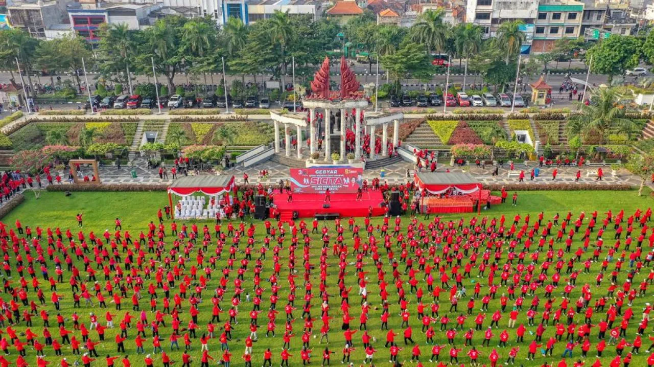 Kompak Galakkan Hidup Sehat, Ribuan Kader PDIP Senam Sicita di Tugu Pahlawan