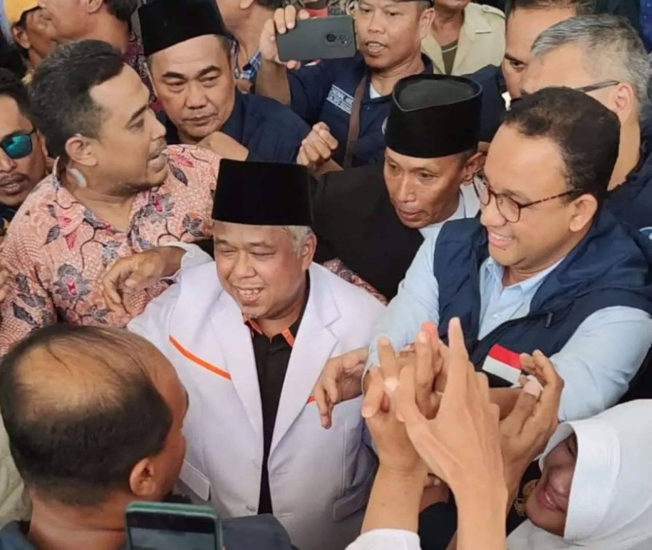 Kader PKS Jatim Berbaur dengan Ribuan Warga Ikut Sambut Anies Baswedan