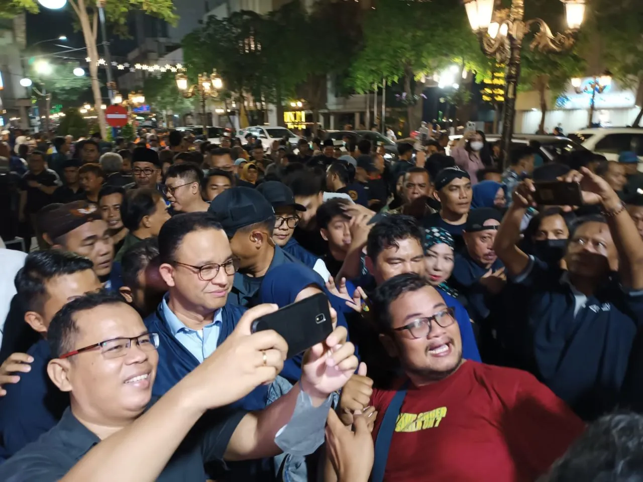 Di Tunjungan, Anies Diserbu Warga Ajak Swafoto