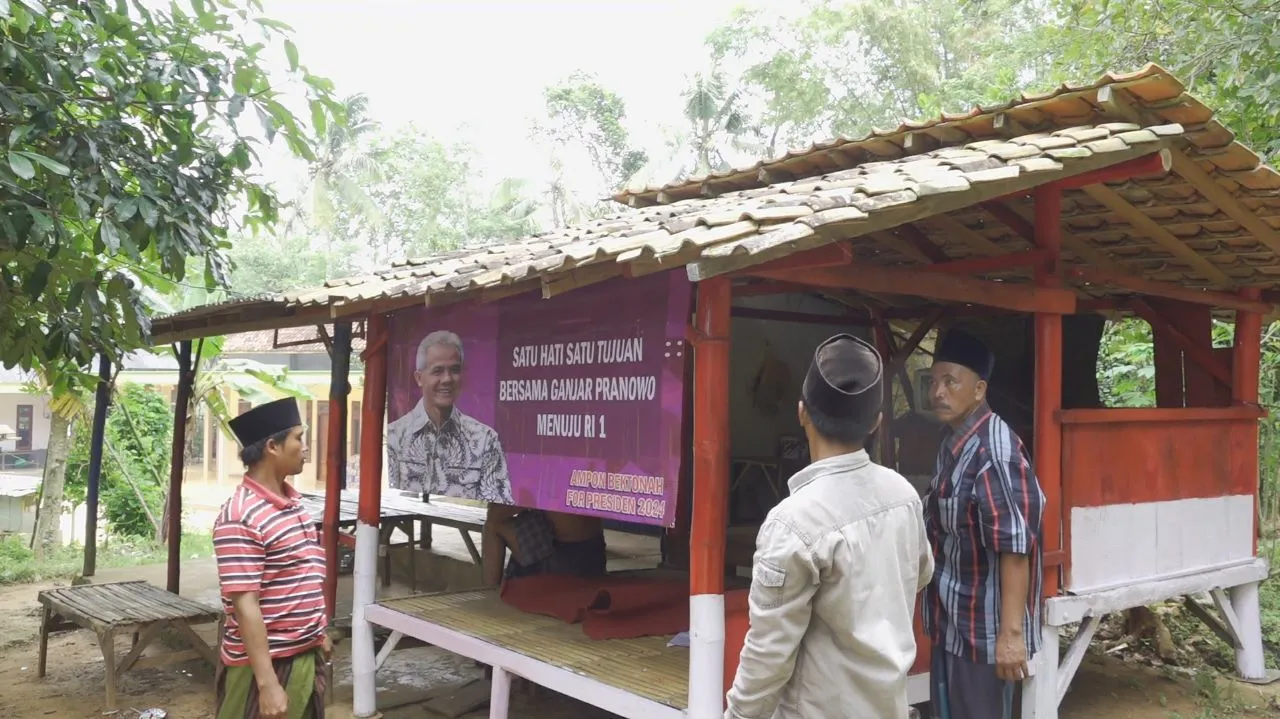 Ribuan Warga Desa di Madura ini Kompak Bangun 8 Poskamling Bergambar Ganjar Pranowo