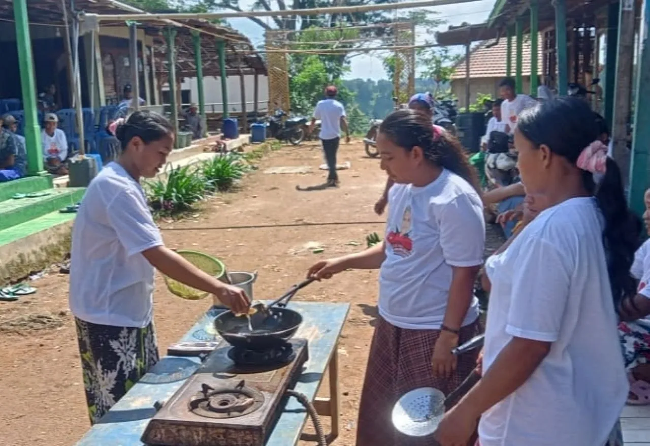 Orang Muda Ganjar Melatih Warga Situbondo Mengolah Pisang jadi Camilan