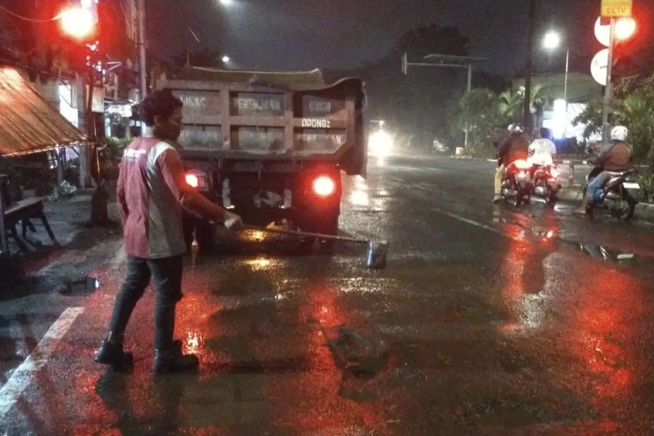Pemkot Surabaya: Sekitar 120 Ton Aspal Per Hari untuk Perbaikan Jalan Berlubang di 100 Titik