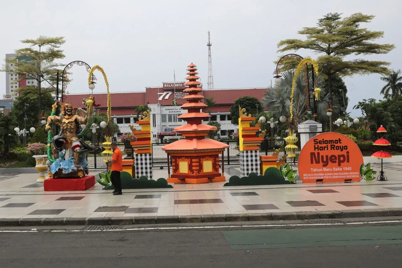 Ada Ogoh - Ogoh Hingga Dekorasi Pura di Balai Kota Surabaya untuk Sambut Perayaan Nyepi