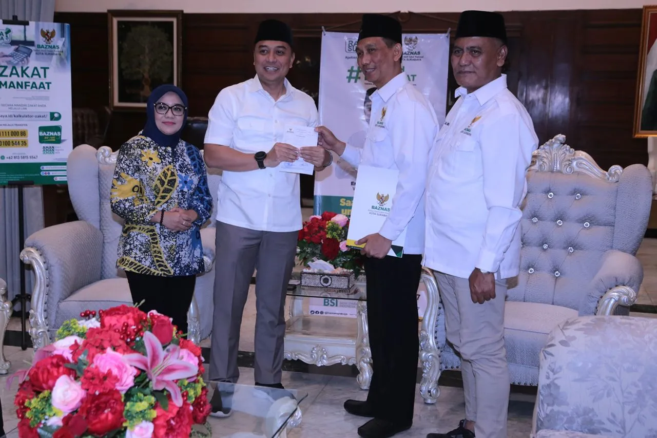 Wali Kota Eri Salurkan Zakat Melalui Baznas Surabaya Sesuai Intruksi Jokowi