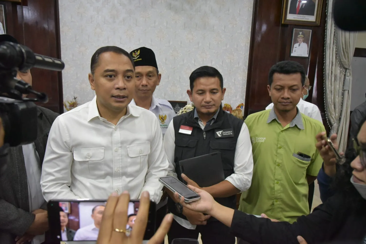 Wali Kota Eri Cahyadi: Penyaluran Zakat di Surabaya Wujudnya Modal Usaha