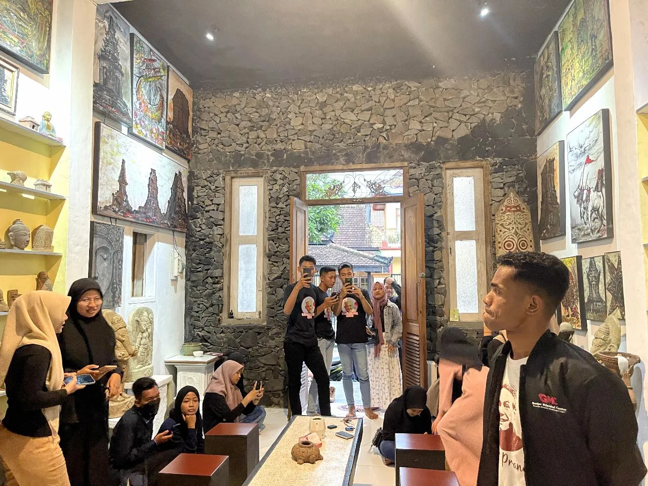 Ganjar Milenial Center Melestarikan Sejarah dengan Sambangi Candi dan Ziarah di Trowulan