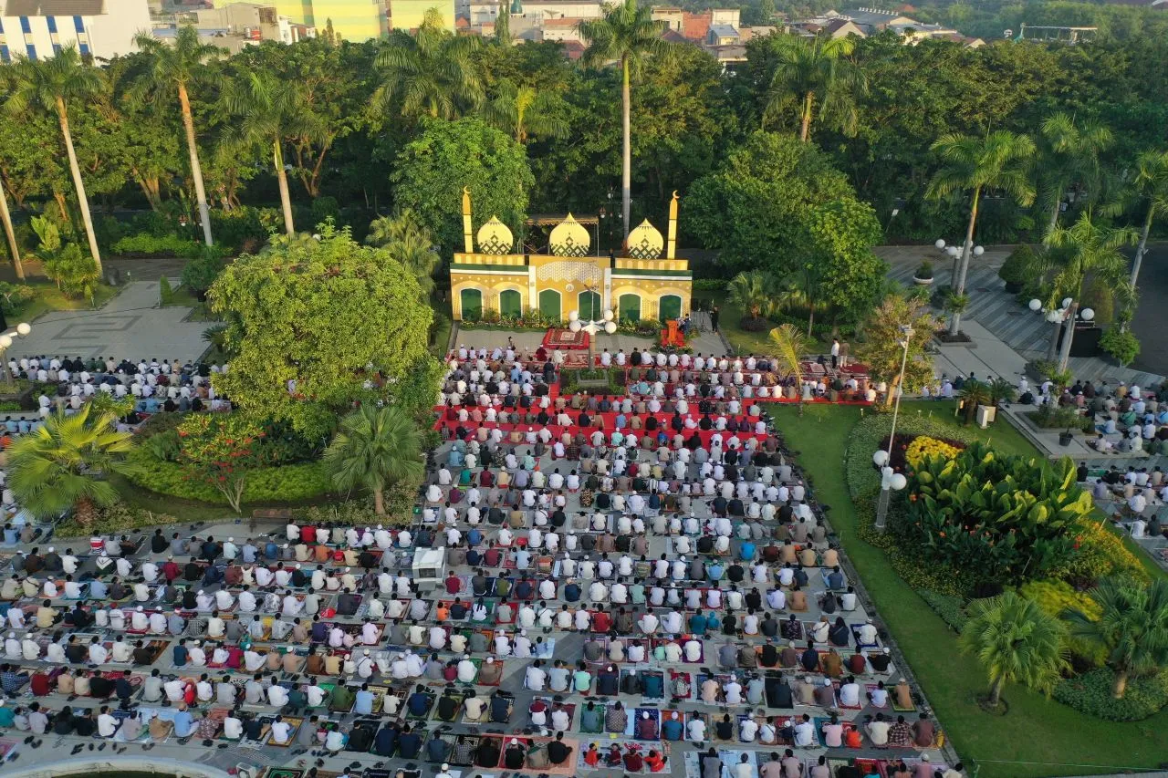 Wali Kota Eri Cahyadi Shalat Id Bersama Warga Surabaya di Taman Surya
