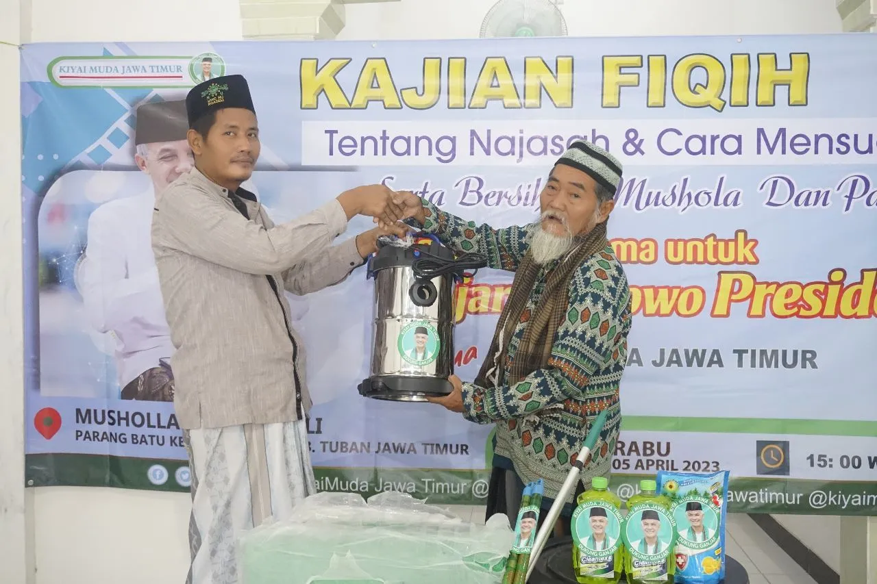 Kiai Muda Dukung Ganjar Bersihkan dan Beri Bantuan Karpet Musala di Tuban